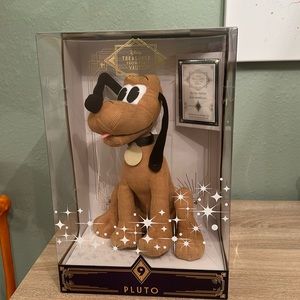 Pluto plus. Disney treasures from the vault